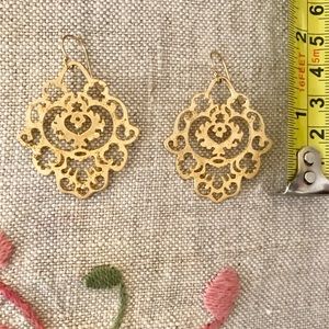 Beautiful gold earings.